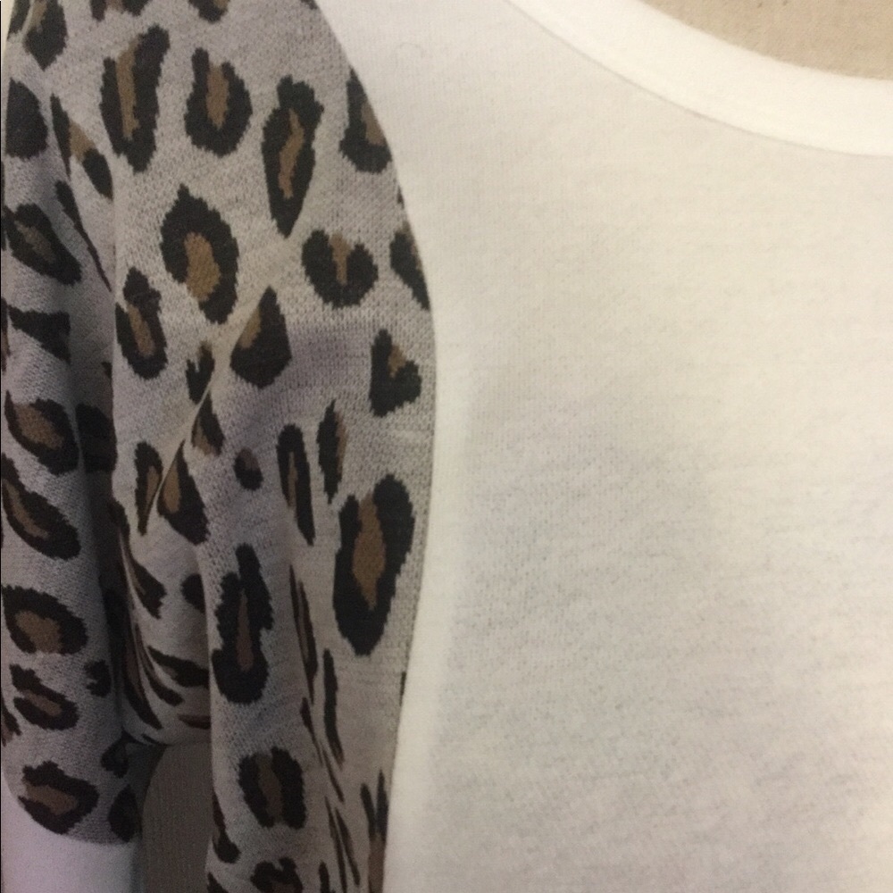 ❌DONATED❌White Contrast Leopard Panel Sleeve Tunic Top - Picture 5 of 9